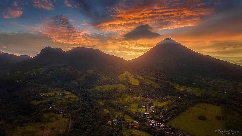 Volcán Arenal y paisaje de La Fortuna al atardecer