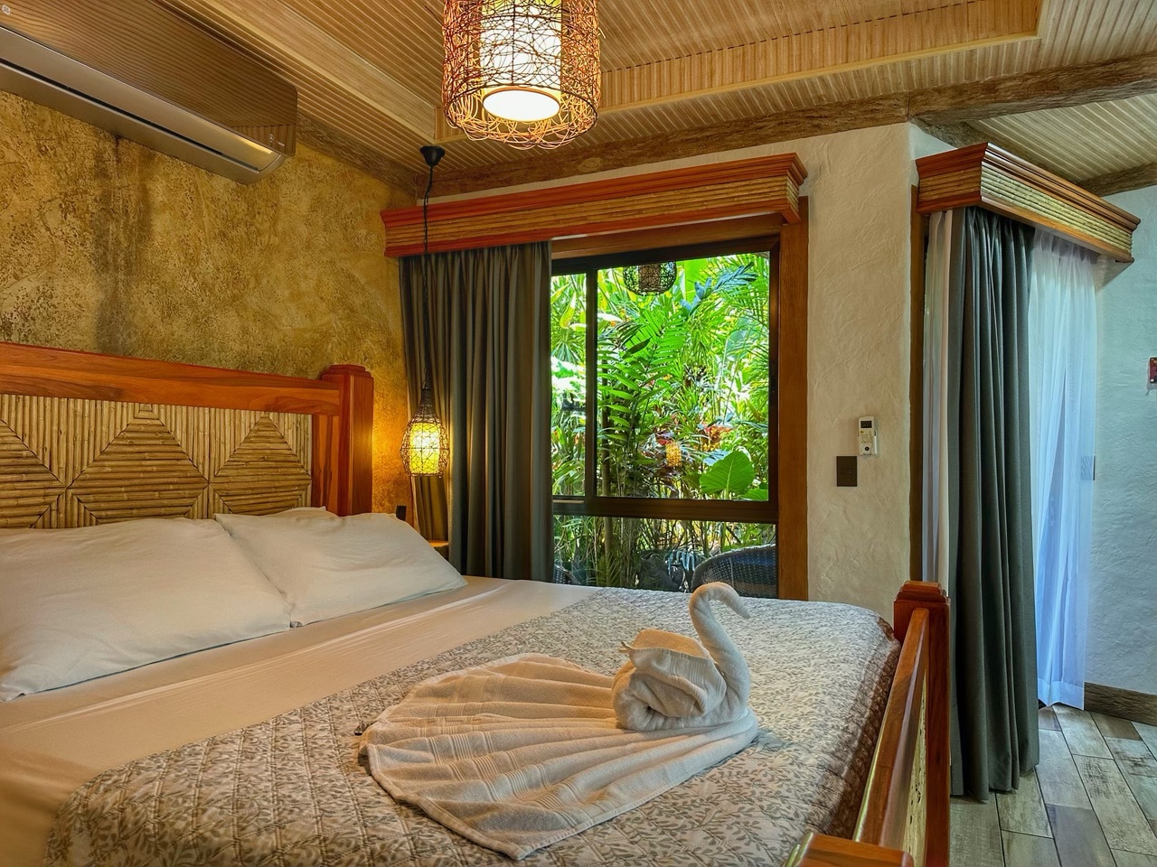 Cama King en estudio de planta baja
