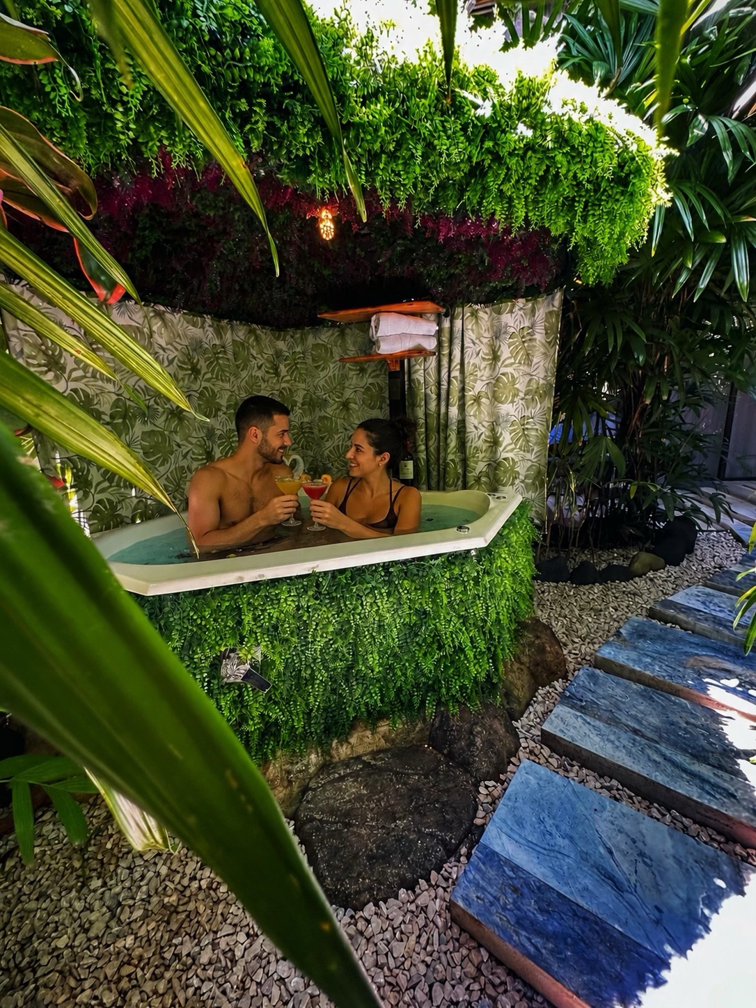 Jacuzzi de uso exclusivo en jardín tropical compartido