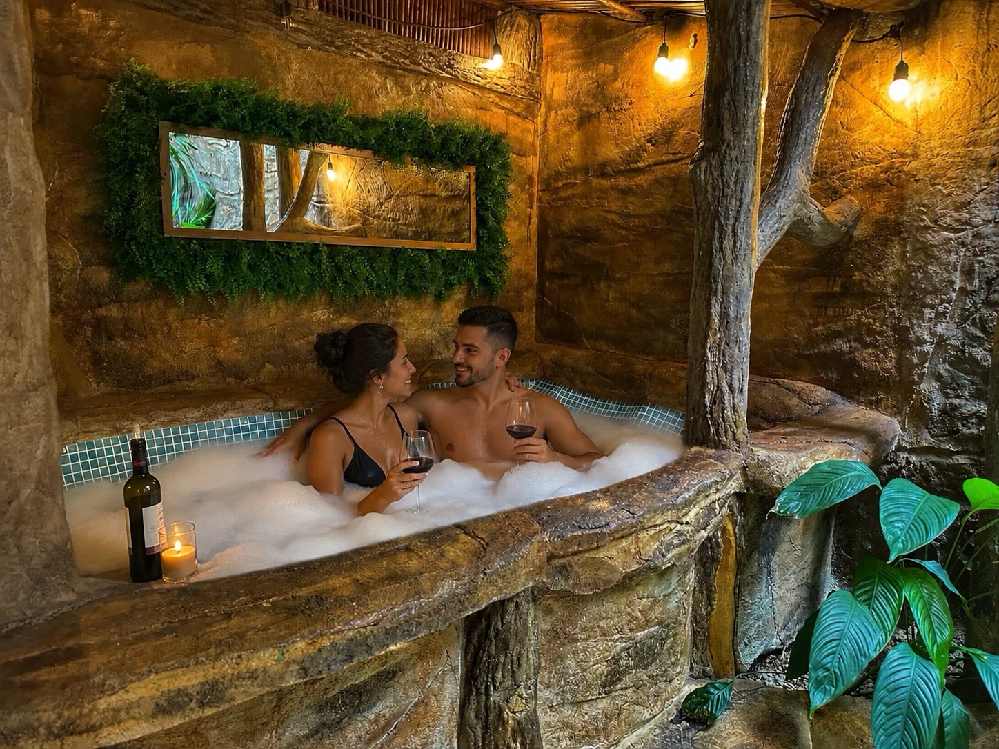 Jacuzzi privado en ambiente tropical con iluminación cálida