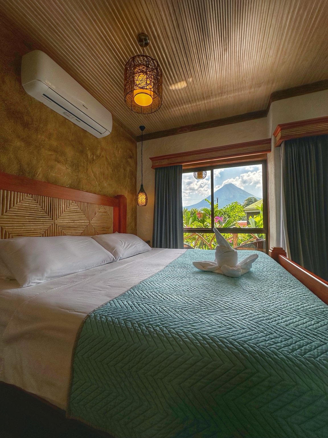 Habitación con cama King y vista al volcán Arenal desde la ventana