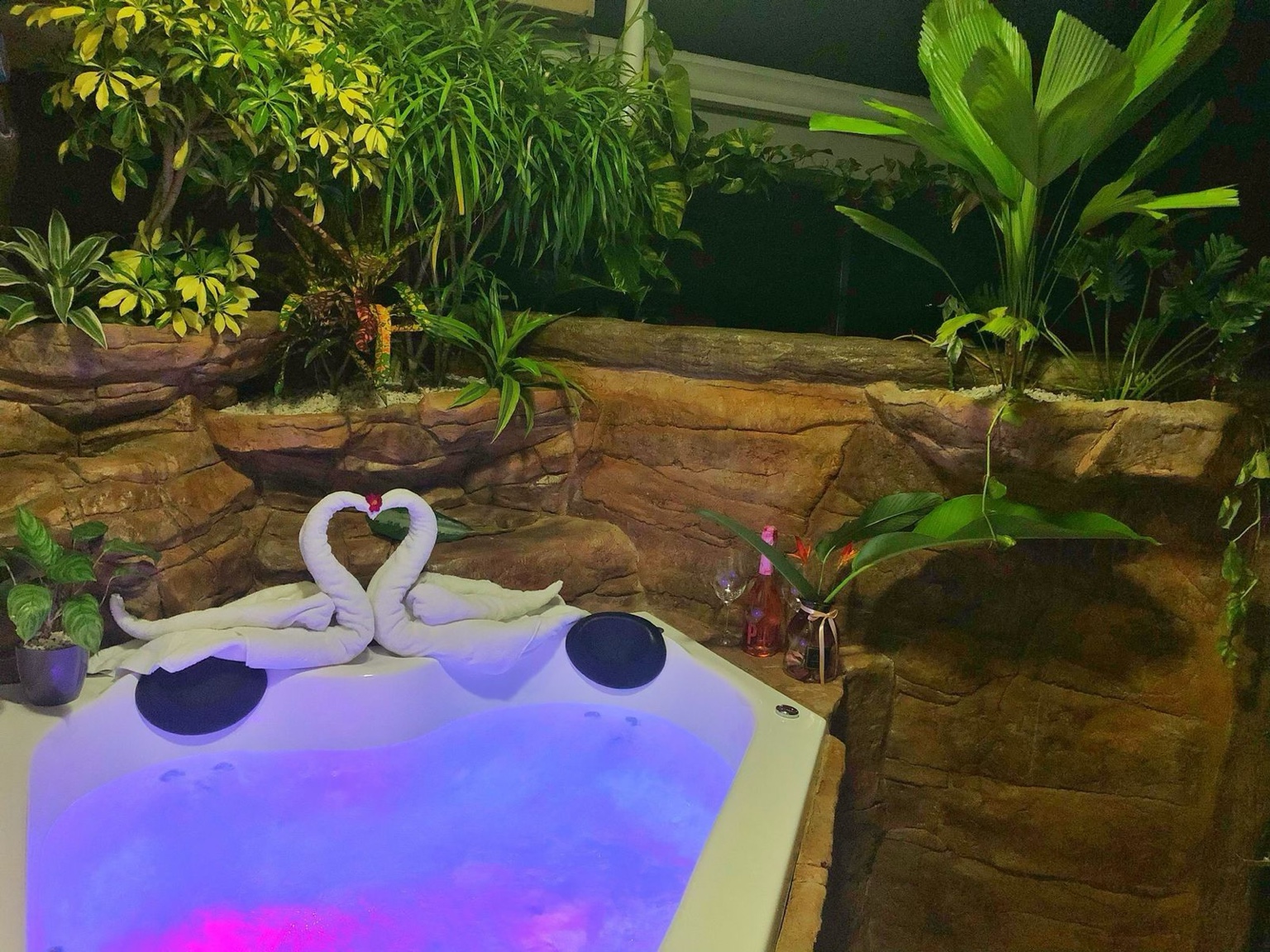 Jacuzzi privado rodeado de plantas