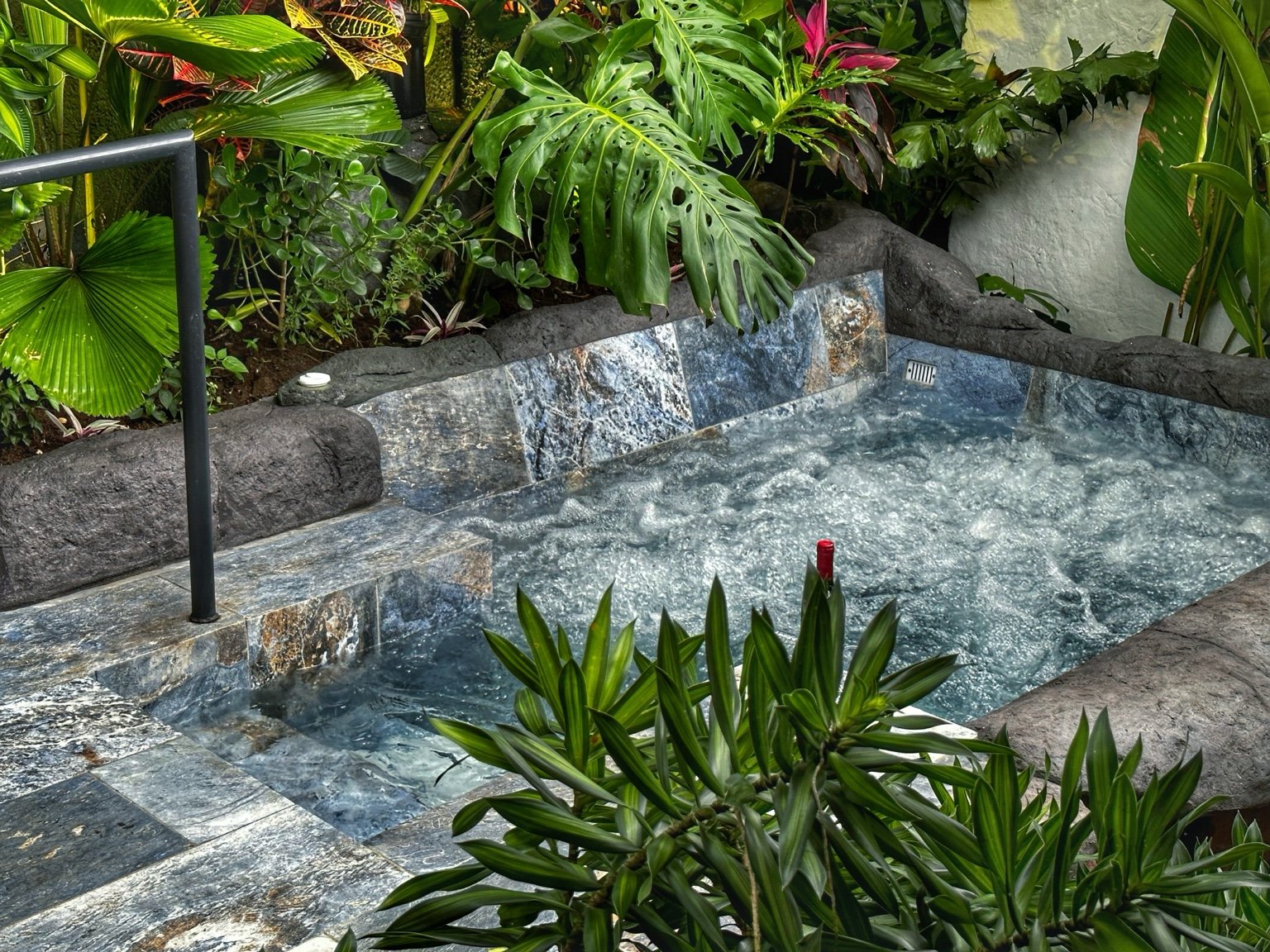 Jardín y jacuzzi privado de la villa para dos