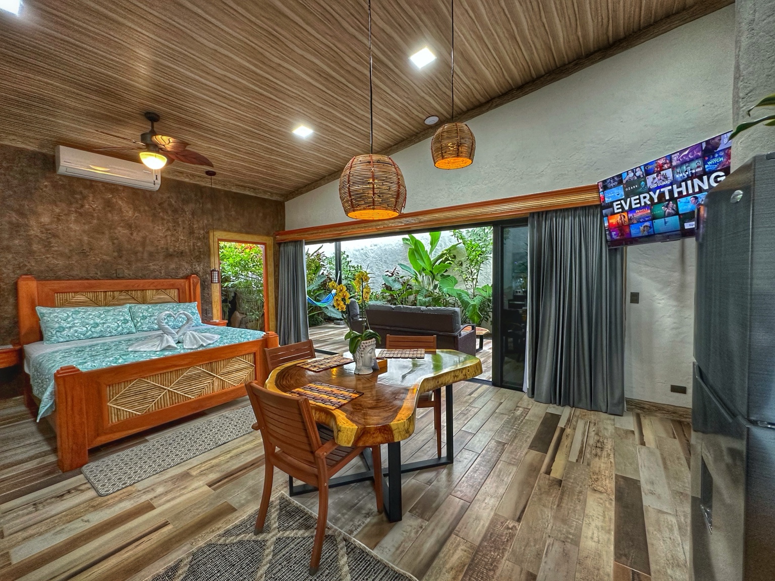 Jardín y jacuzzi privado de la villa para dos