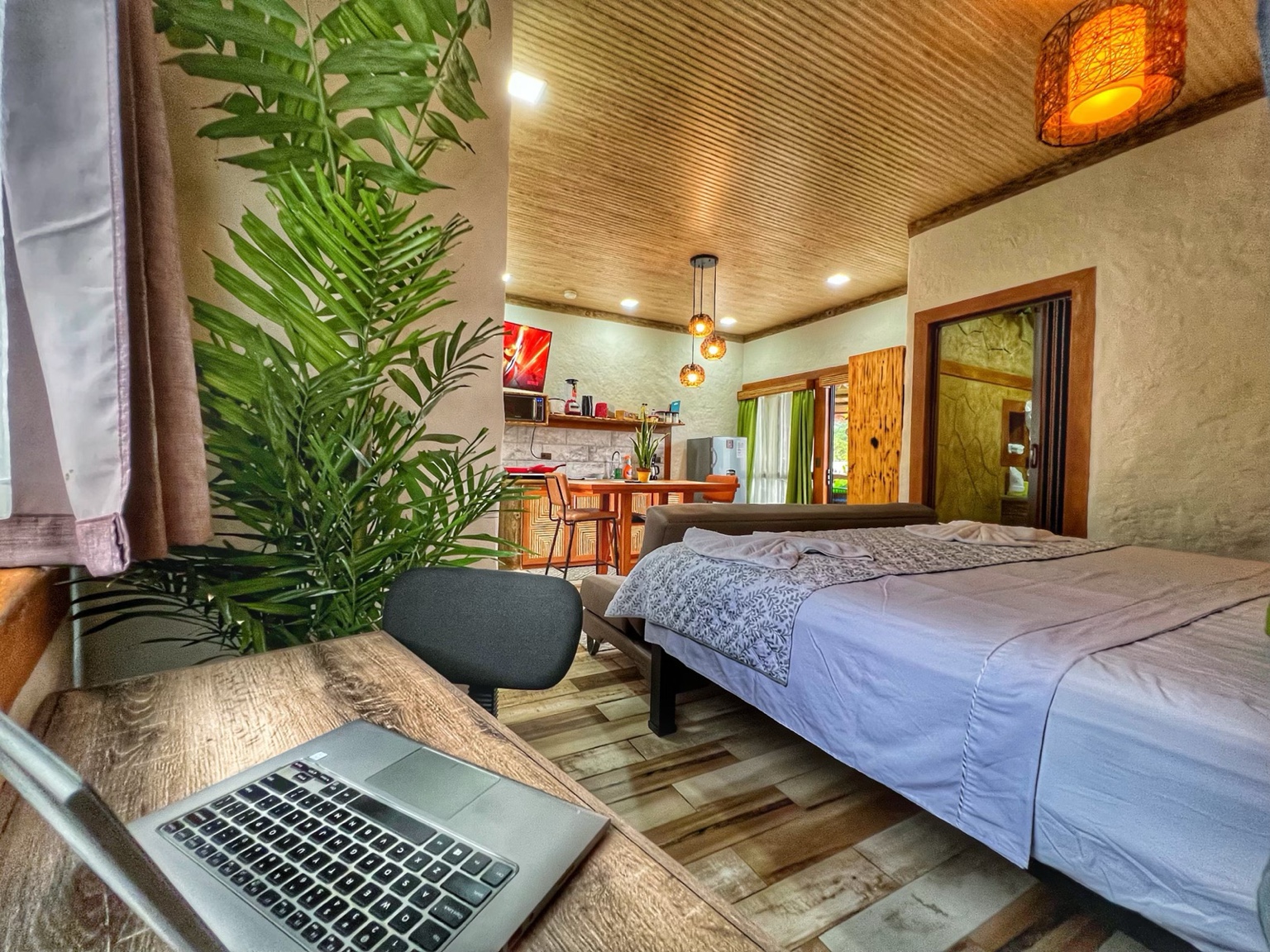 Estudio en segundo piso con cama King y cocina
