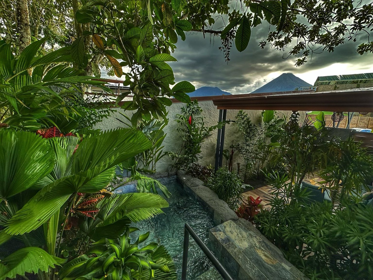 Jardín y jacuzzi privado de la villa para dos