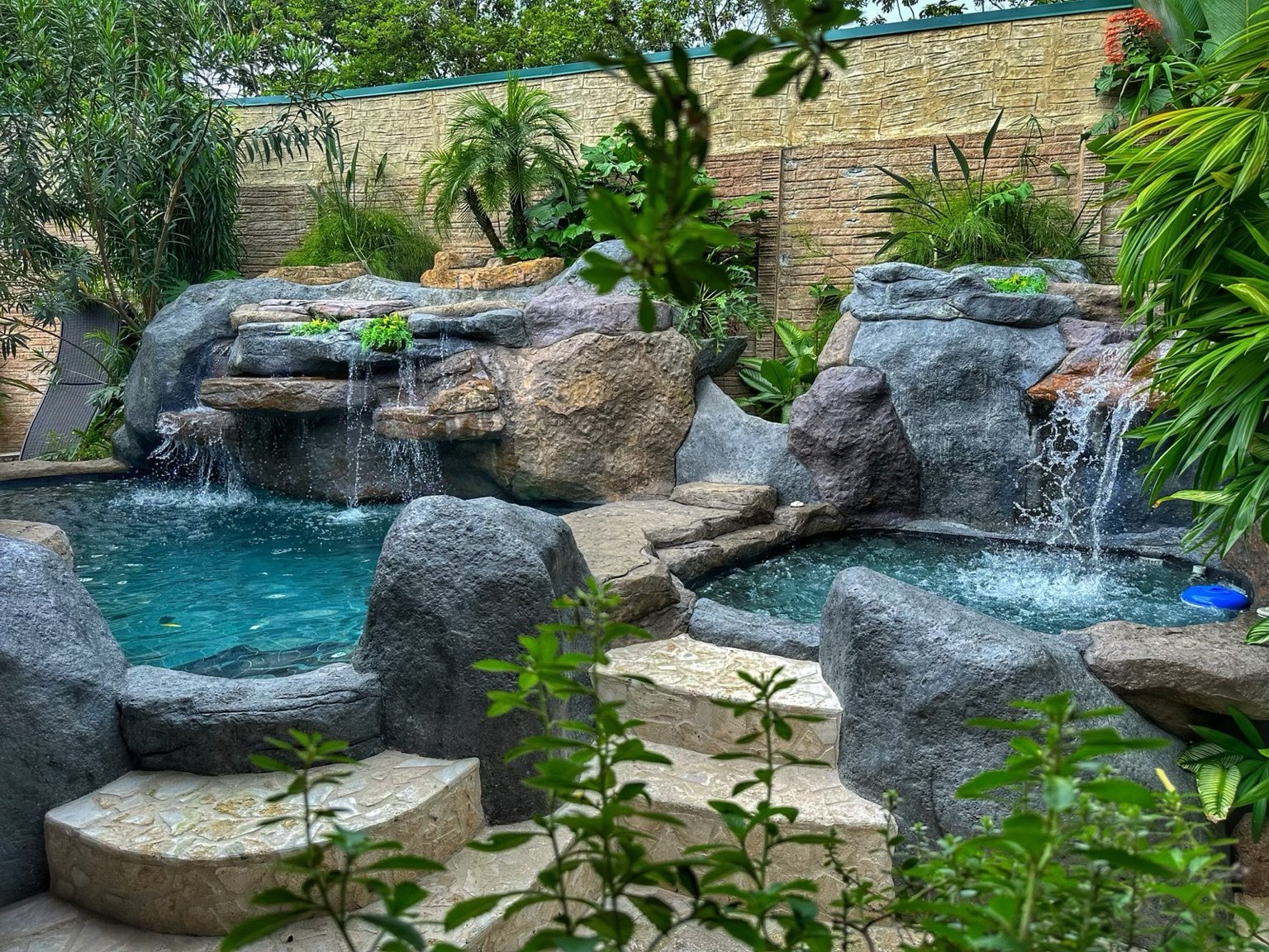 Piscina y jacuzzi privados de la villa